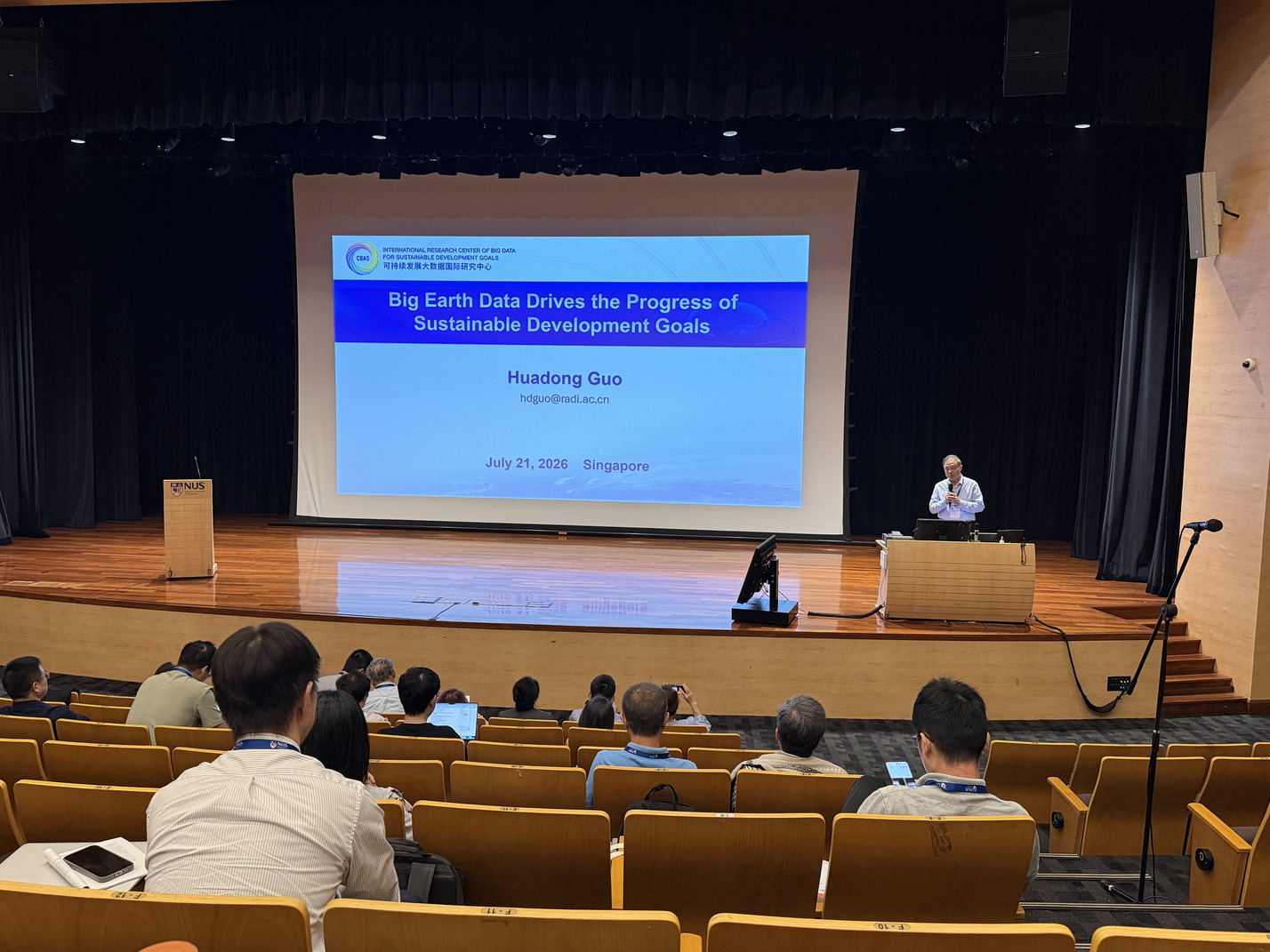 Professor Huadong Guo presenting on Big Earth Data at Geoinformatics 2026